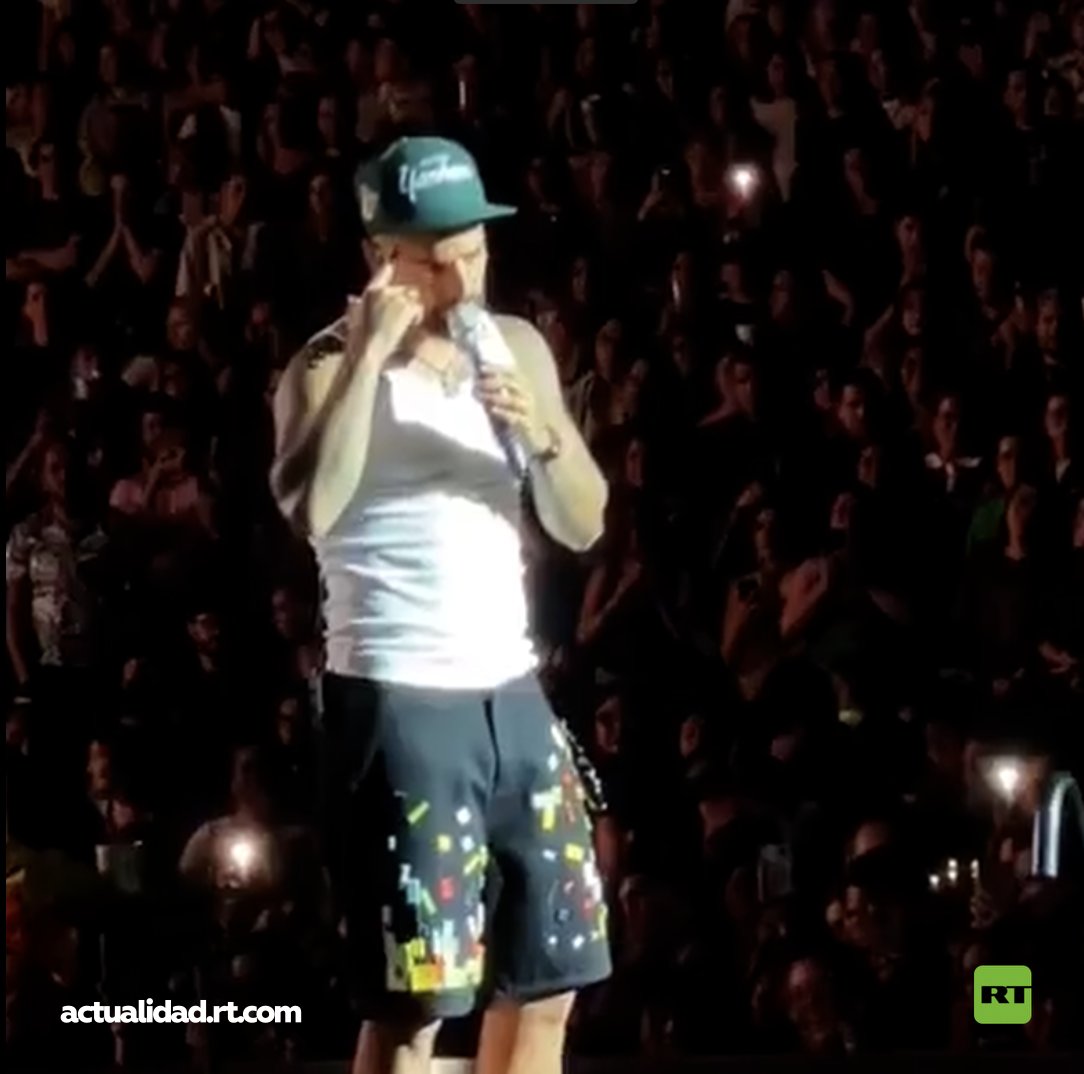 El cantante colombiano Maluma generó polémica al regañar a una fan por llevar a un bebé a su concierto en el Palacio de los Deportes de la Ciudad de México. ¿Qué opinan, tiene razón? 🤔
