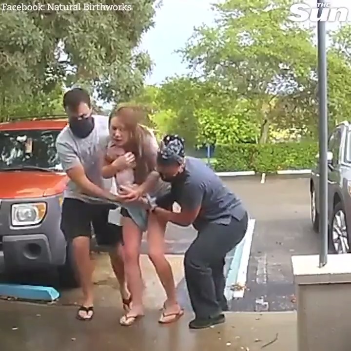 Kadın zamanında içeri giremediği için hastane otoparkında ayakta doğum yaptı