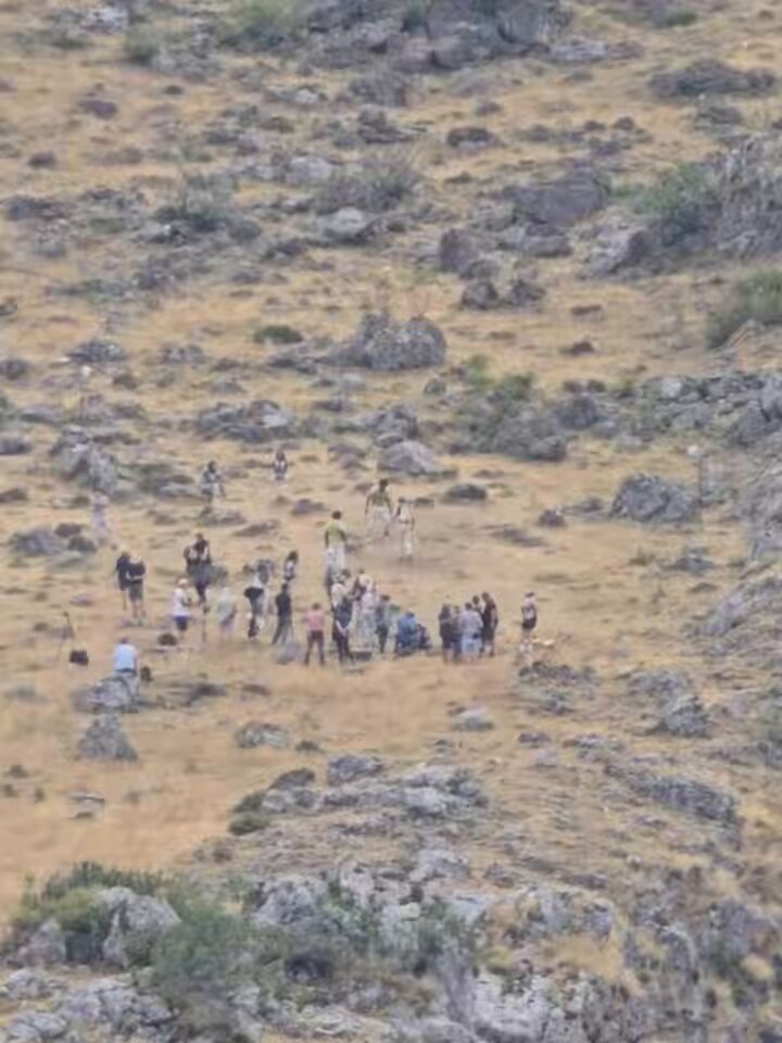 to everyone's surprise i tried flagging the video but it still shows as normal saurr here's a arena leak spoiler of haymitch fighting the careers ??? most likely just stunt actors but omg