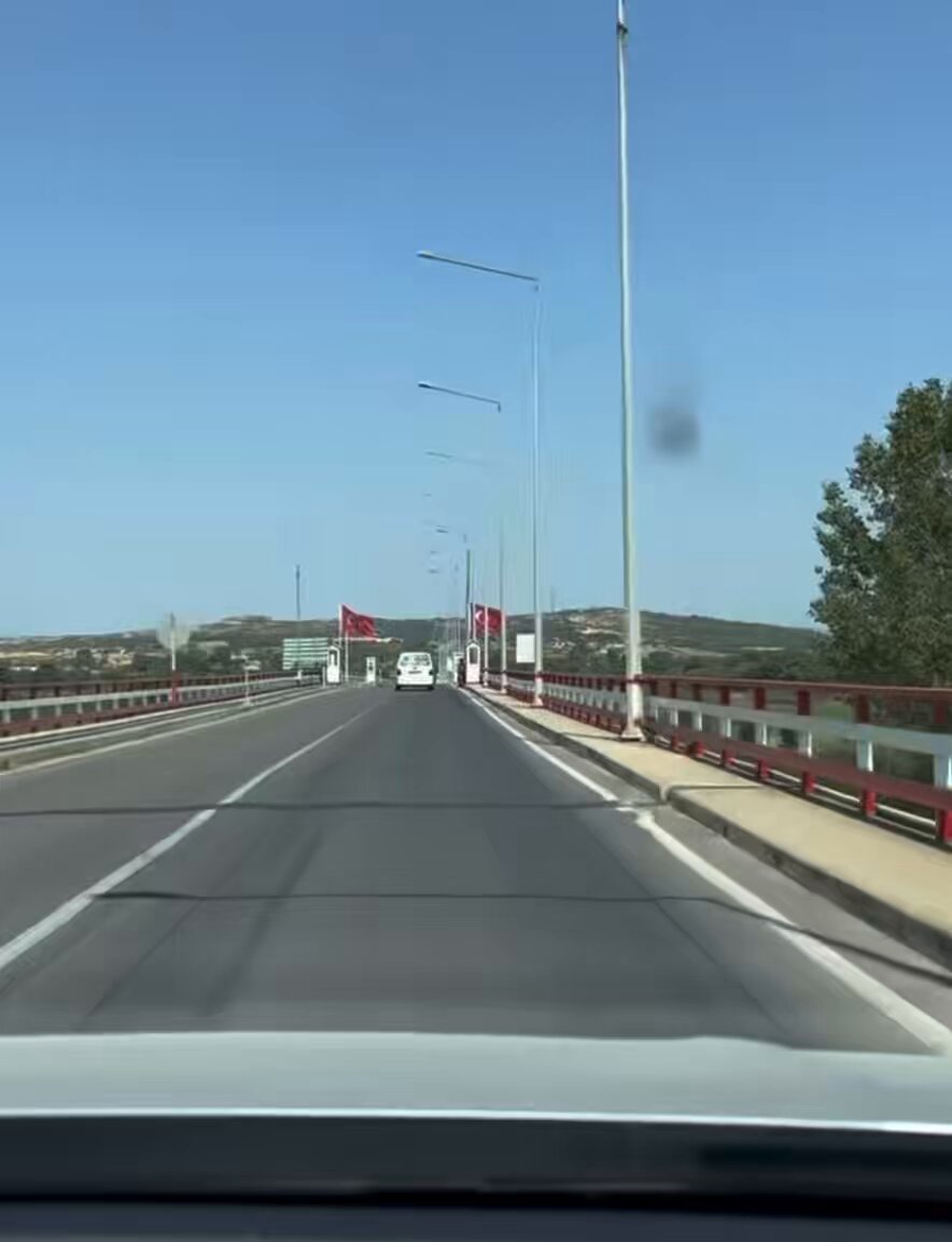 Türkiye’den Yunanistan’a geçince aniden değişen frekans.