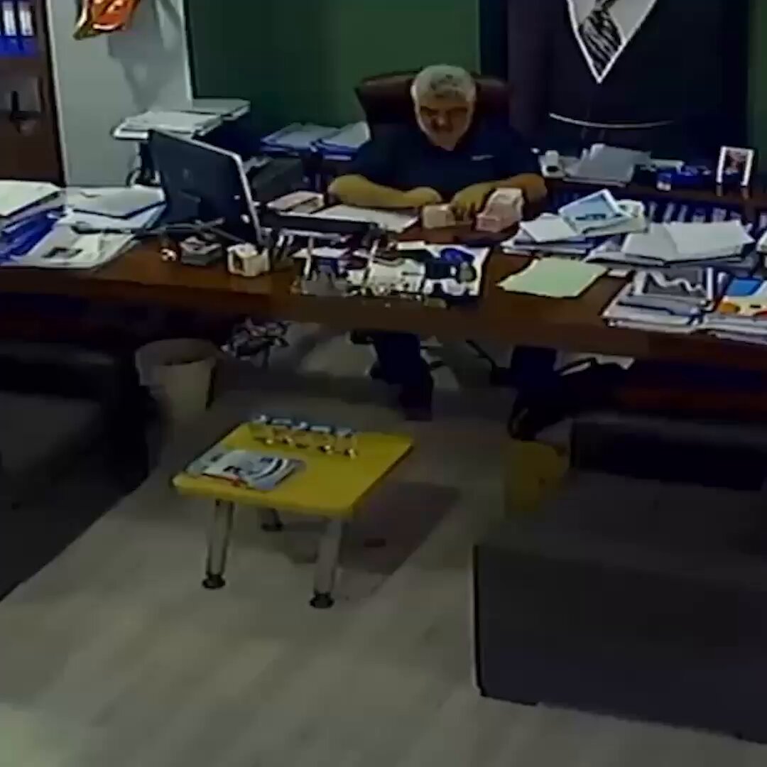 İBB soruşturmasında tutuklu bulunan Fikri Murat Demir’in rüşvet paralarını; İBB Basın Yayın ve Halkla İlişkiler Daire Başkanı Taner Çetin’in elemanı Çağla adlı kişi ile Çetin’in asistanının kocası olan Savaş adlı kişiye verdiği görüntüler ortaya çıktı.