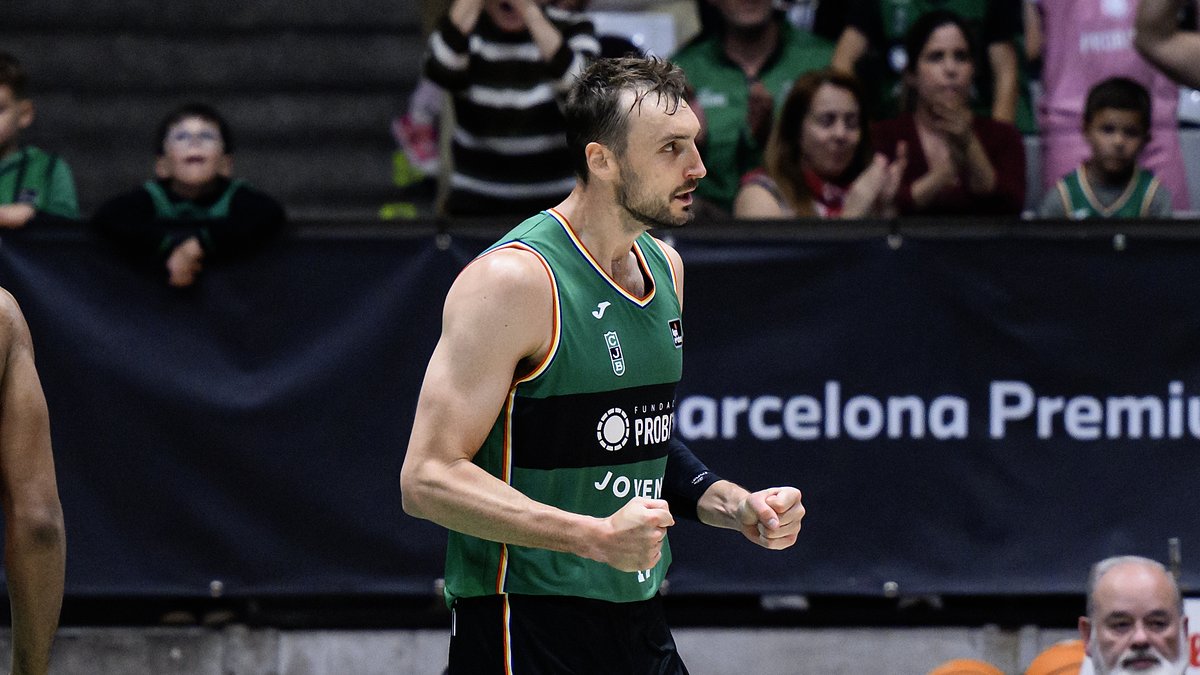 SAM DEKKER ÉS 𝐕𝐄𝐑𝐃-𝐈-𝐍𝐄𝐆𝐑𝐄 💚🖤 El estadounidense quiere seguir dejando su huella en Badalona y defenderá los colores de la Club Joventut Badalona un año más 💥 🔥 Sam Dekker #MercadoACB | #LigaEndesa