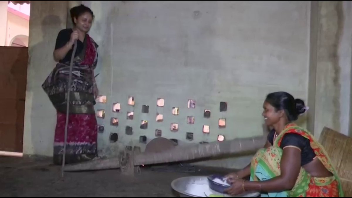 पारंपरिक विधान और रीति-रिवाज का अभिन्न हिस्सा है ढेंकी.. स्वर्गीय शिबू सोरेन के श्राद्ध कर्म में कल्पना सोरेन ने पारंपरिक तरीके से कूटा चावल..