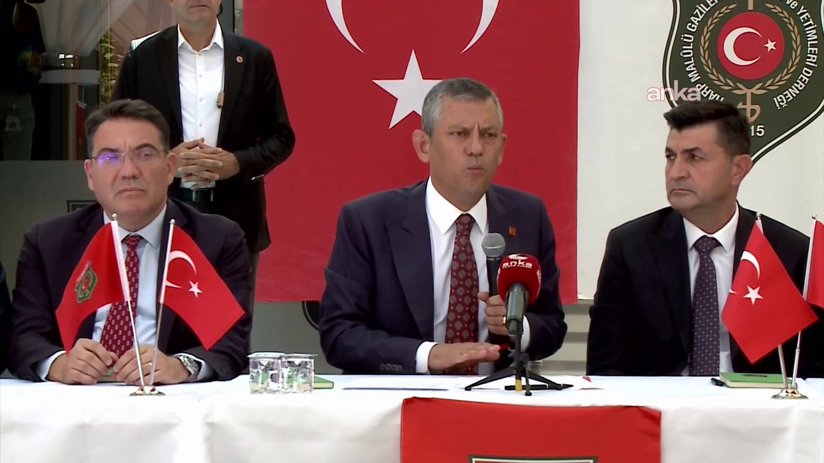 Gazi ve şehit yakınlarını ziyaret eden Özgür Özel: “Bu masa bu sürecin en kıymetli masasıdır. Ben konuştum sadece. Ne kanım aktı, ne canım yandı ne evladım öldü, ne kolum koptu. Ben konuştum ama bu masa bedel ödedi. Bu masanın rızasını alarak ilerlemek lazım”