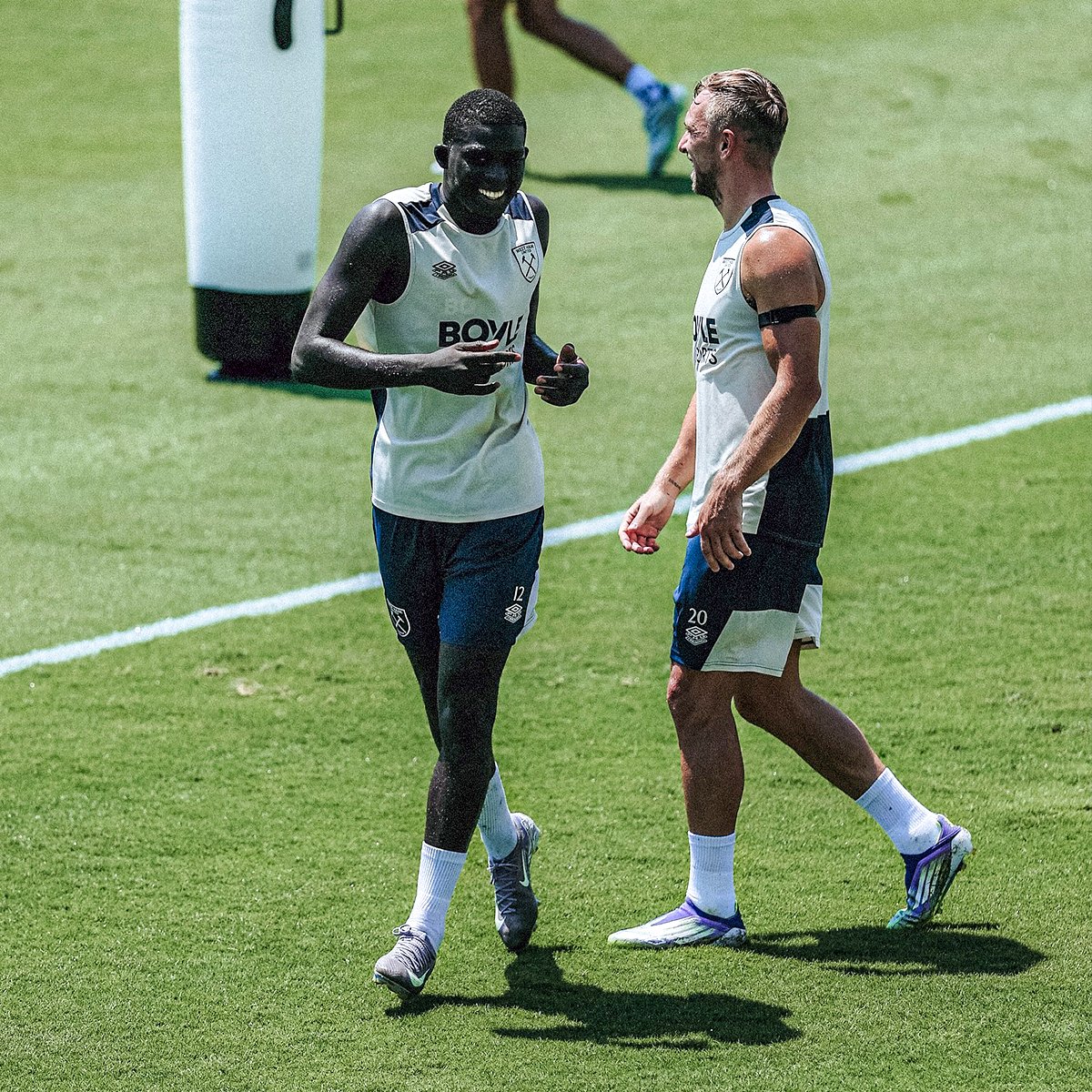 West Ham assistant coach Bruno works on positional responsibilities when playing with a back three… ⚒️ 📹 West Ham United