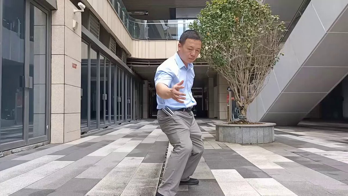 中国男士演绎双节棍打乒乓球，把运动美学展现得淋漓尽致！