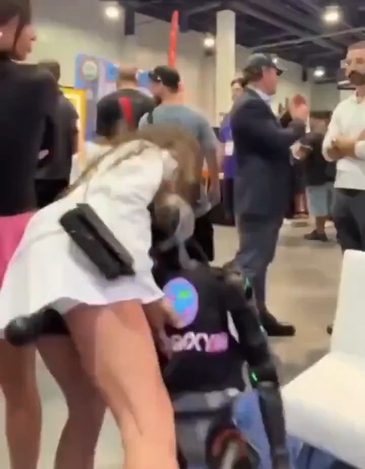 -Tem carregador? -Não -E essa tomada aqui?
