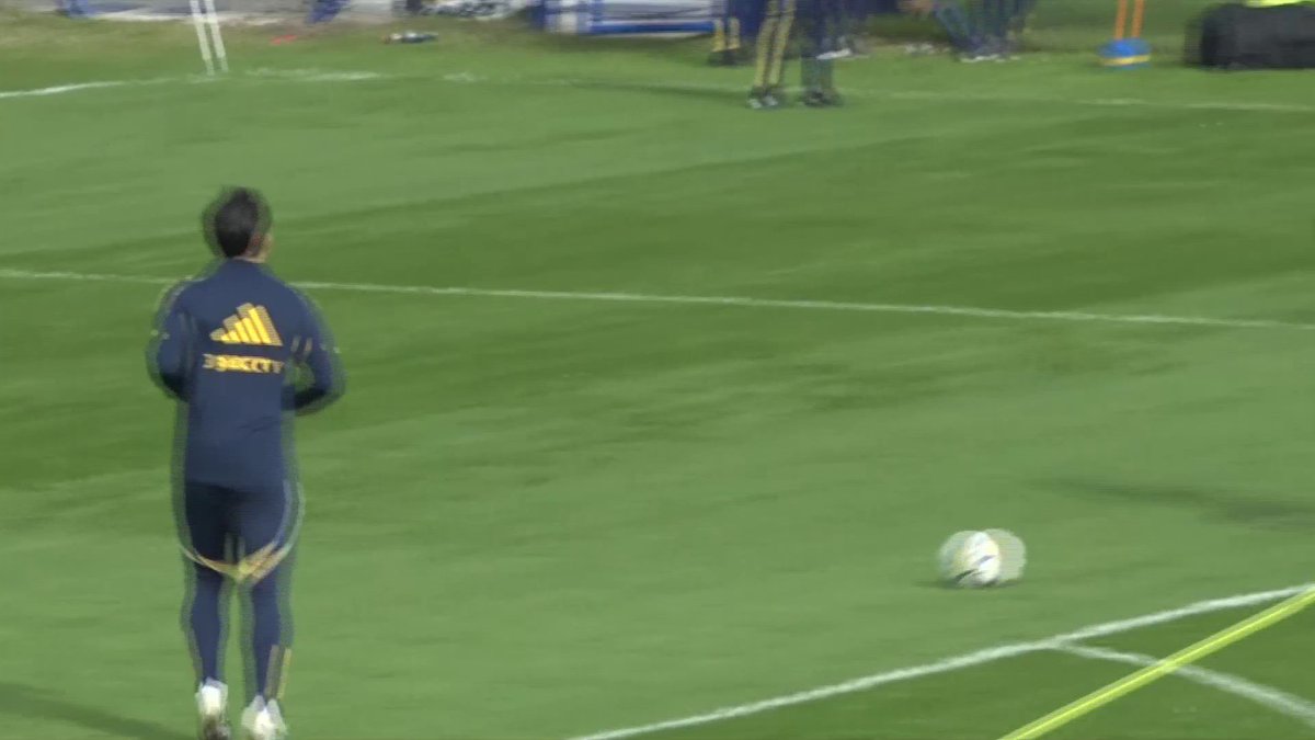 El control y la pegada de Leandro Paredes en el entrenamiento de Boca 🔵🟡🔝 #LPFxTNTSports