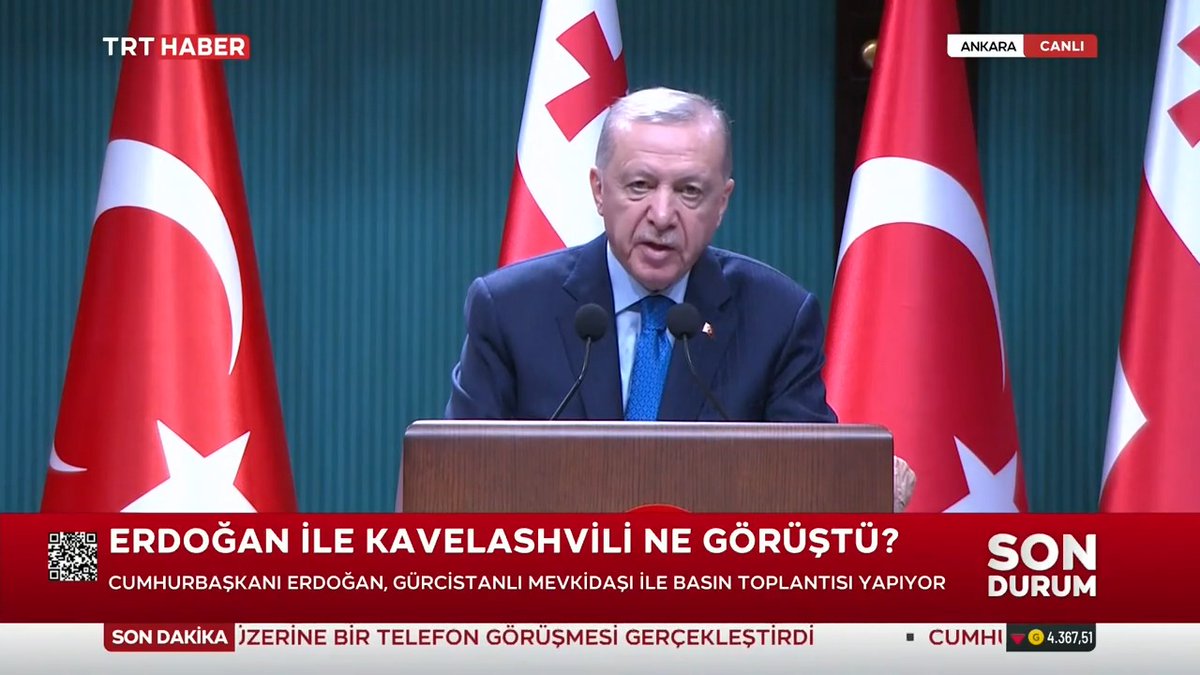 "Türkiye ile Gürcistan komşu olmalarının ötesinde derin bağlarla birbirine bağlı iki stratejik ortaktır" Cumhurbaşkanı Erdoğan: Gürcistan'la 3 milyar dolar ticaret hedefini geçtiğimiz yıllarda tutturduk. Yeni hedefimiz olan 5 milyar dolara da emin adımlarla ilerliyoruz.
