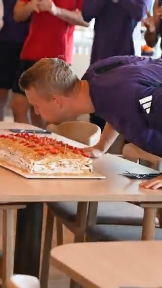 Nothing brings us together like a United birthday ❤️ 🎂 @MdeLigt_04
