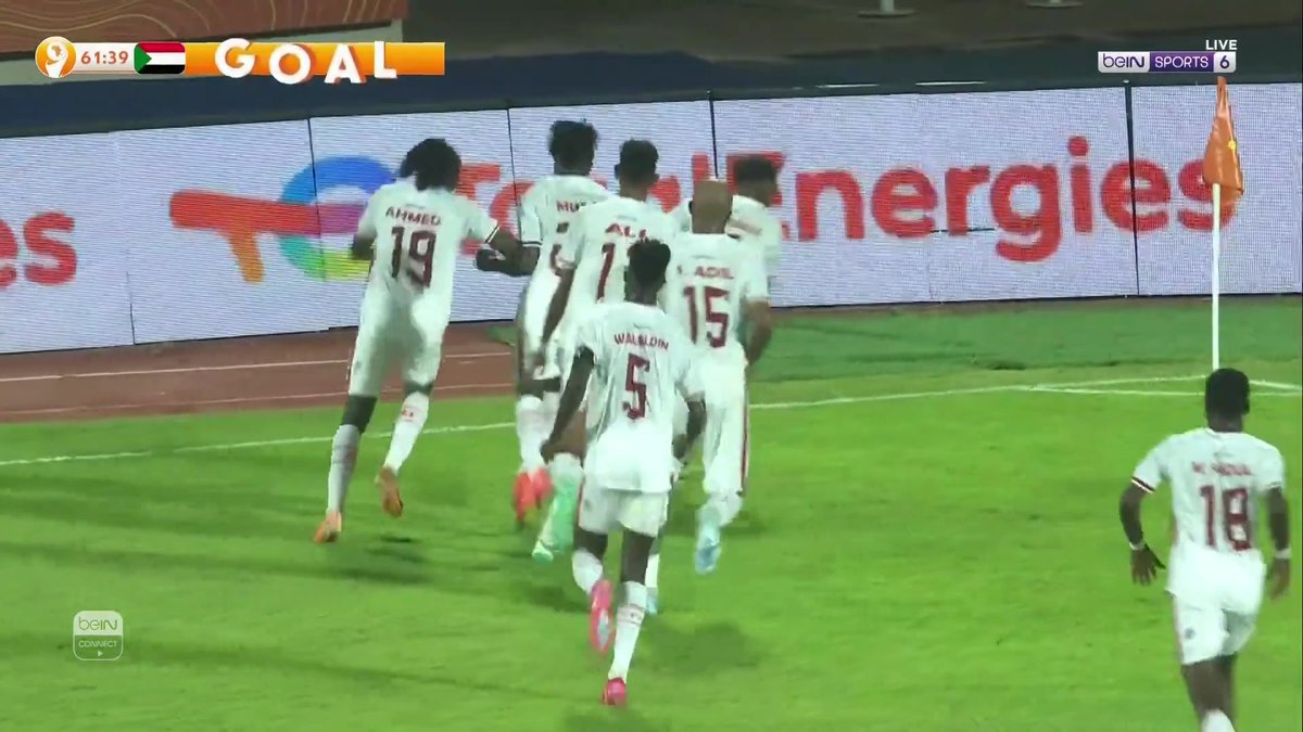 ⚽️🎯 عبد الرازق عمر يبدع ويهدي صقور الجديان الهدف الرابع بروعة لا توصف! #كأس_أمم_إفريقيا_للمحليين | #السودان_نيجيريا