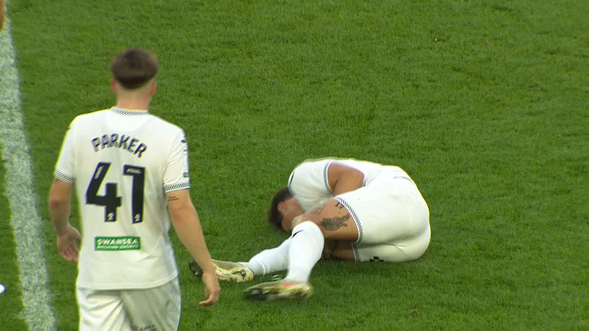 Crawley are down to 10 players after a crunching tackle! 🟥
