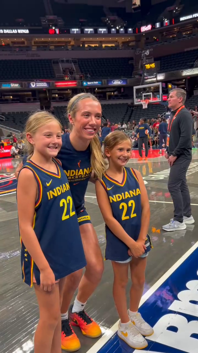 Lexie Hull made these young fans' night ❤️ 📺 Wings-Fever on ESPN/ESPN+ at 7:30 PM ET