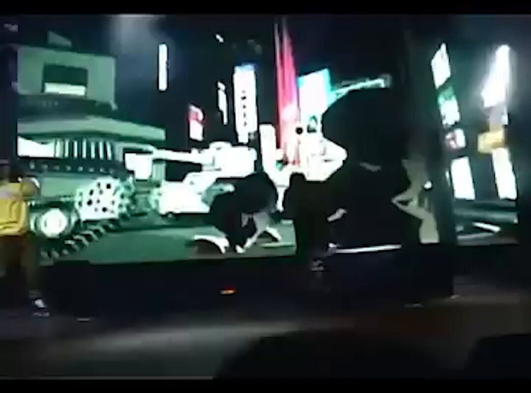 Aggressive inline skaters perform choreography to “Dragula [Si Non Oscillas, Noli Tintinnare Mix]” by Rob Zombie at Sega’s E3 2000 presentation (2000)