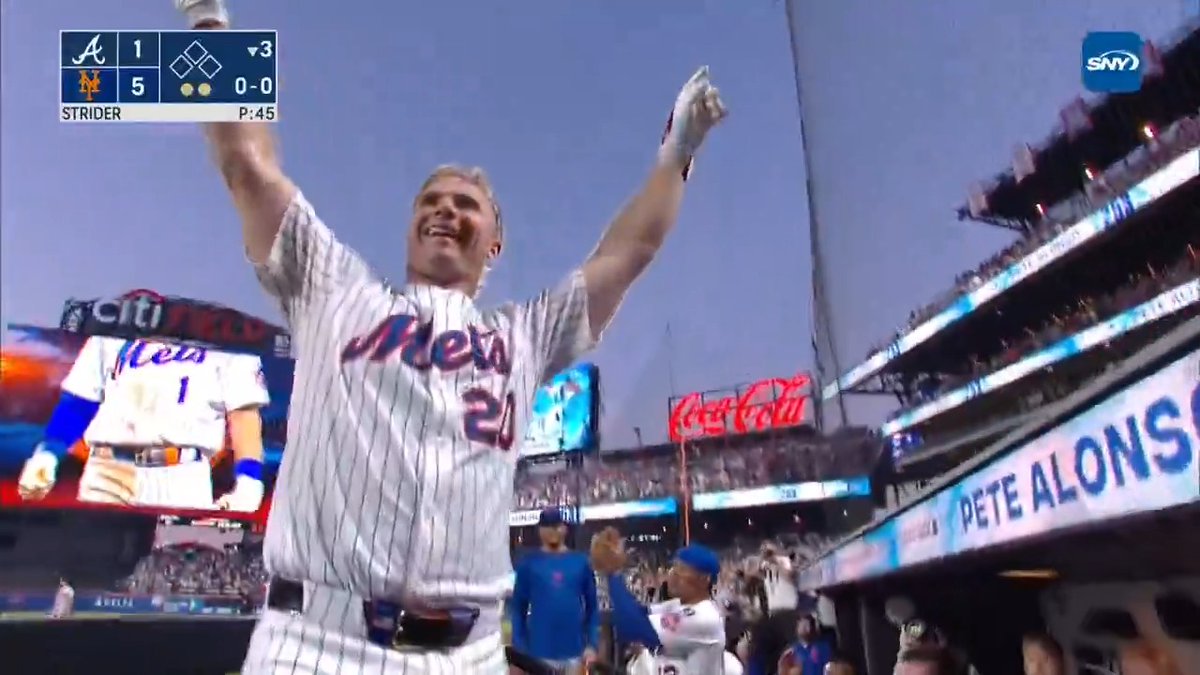 A well-deserved curtain call for the Polar Bear 👑🐻‍❄️