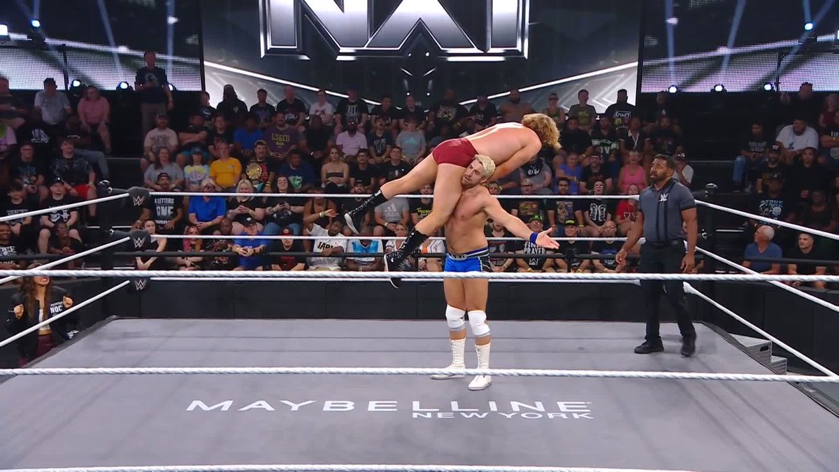STANDING. OVATION. What a win for Joe Hendry! 👏