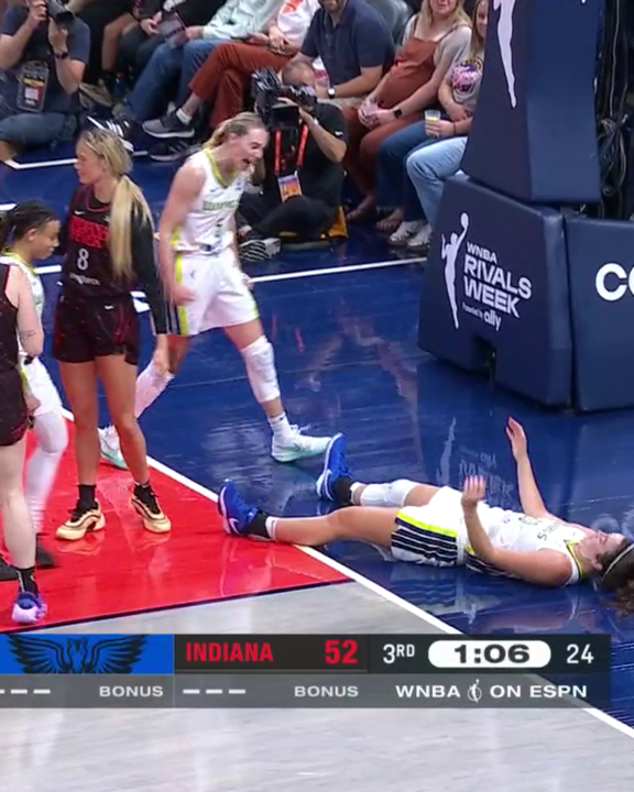 Paige Bueckers tipped it to herself to set up the bucket 🔥 📺 ESPN