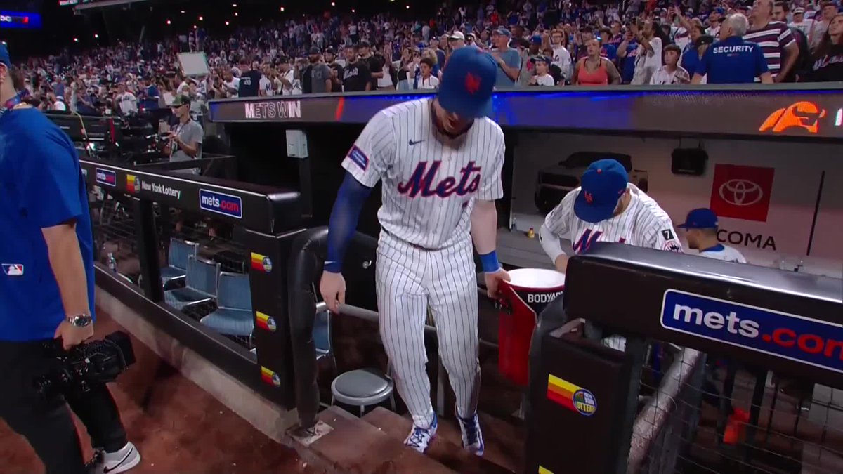 A well-deserved postgame shower for Pete Alonso 🤣