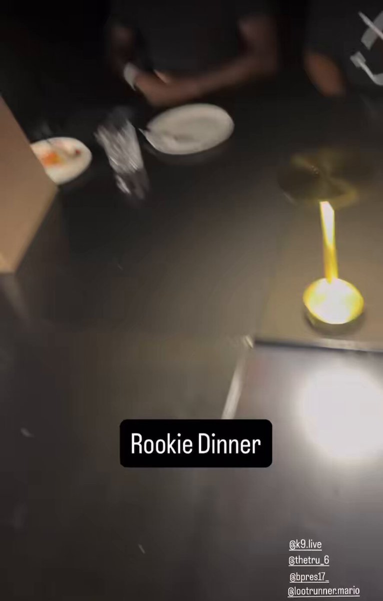 “Welcome to the league my boys” 😭 Davante Adams, Puka and the vets just made Rookie WR Konata Mumpfield &amp; the Rooks pay the $13,000 bill from their WR dinner tonight 🤣