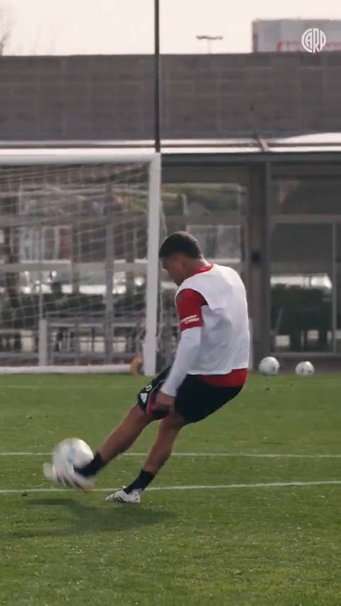 Me pasaría todo el día viendo a Juan Fernando Quintero Paniagua patear tiros libres. Que calidad, que jugador del carajo.