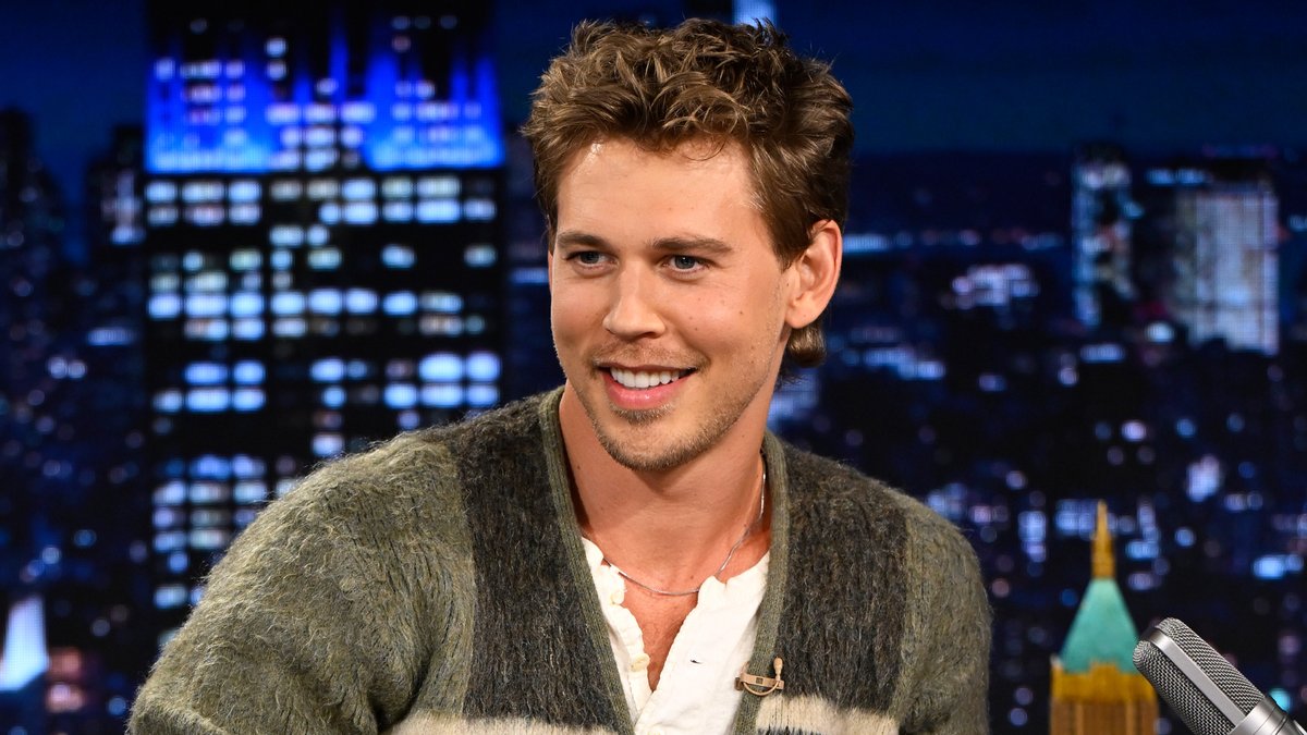 .Austin Butler was accidentally high on stage with Benito Antonio during his Puerto Rican residency No me quiero ir de aquí 😭 #FallonTonight