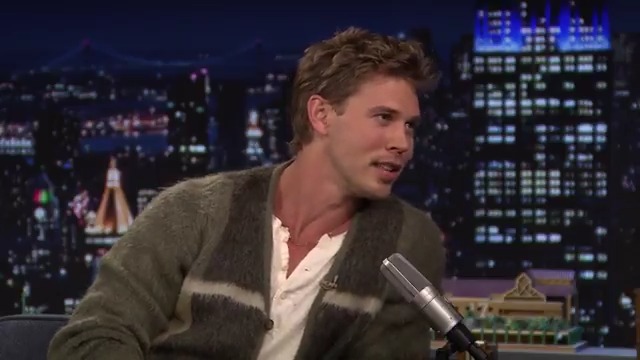 .Austin Butler plays a troubled kid in the 90s in his new film Caught Stealing Movie! #FallonTonight #CaughtStealingMovie