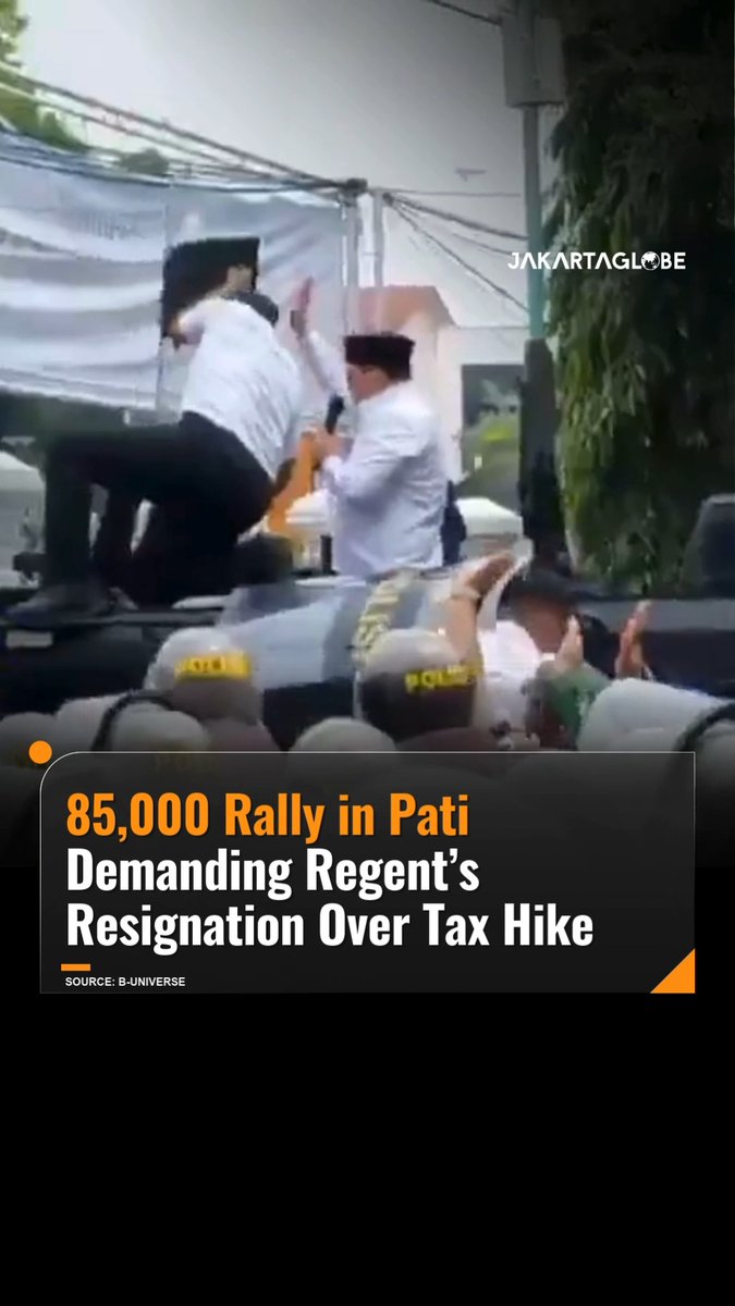 Tens of thousands of residents poured into Pati’s central square on Wednesday, calling for Regent Sudewo to step down over a controversial tax increase and other disputed policies. Link in bio for more. #Pati #JakartaGlobe