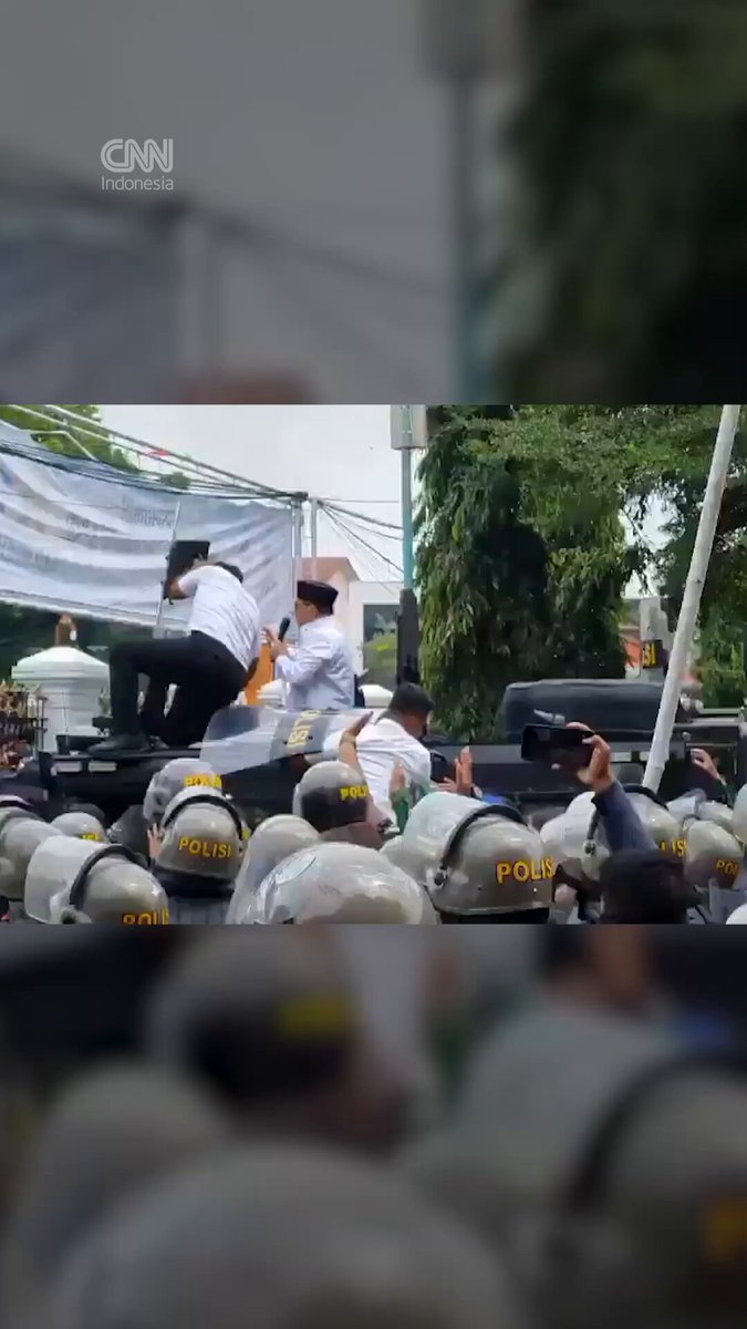 Bupati Pati Sudewo menemui massa aksi di depan kantor Bupati Pati. Sudewo keluar menemui massa sekitar pukul 12.16 WIB, Rabu (13/8). "Saya mohon maaf," kata Sudewo di hadapan massa depan Kantor Bupati Pati, Jawa Tengah. #CNNIndonesia