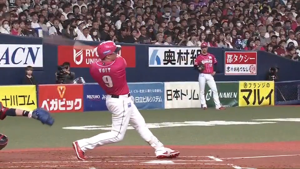 【1回表:B 0-2 E】 尚もチャンスで #ルーク・ボイト 選手がタイムリーヒットを放ち追加点‼️ ■ボイト選手 コメント 早い段階でコジャを援護して楽にさせてあげたかったらね。 チャンスで打ててよかったよ。 オリックスには負けられないので、今日はとにかく勝ちにいくヨ。 #RakutenEagles #キ!