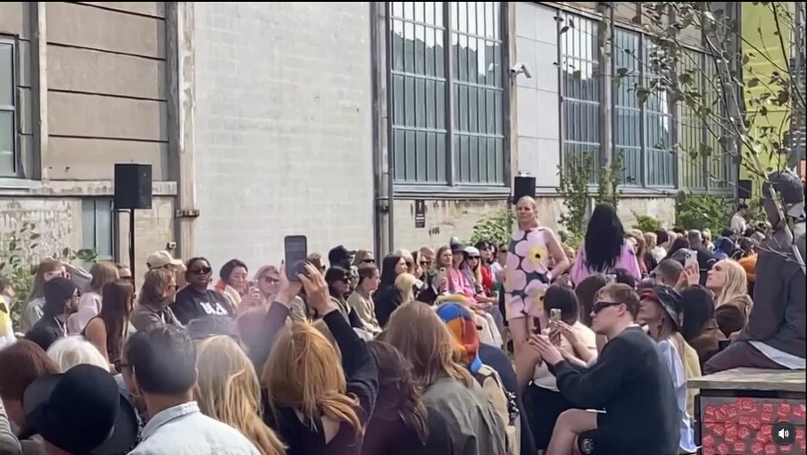 La modelo Jura Indexspring ha irrumpido con una bandera en solidaridad con Palestina en la pasarela de la Copenhagen Fashion Week: "Actúa ahora contra el genocidio".
