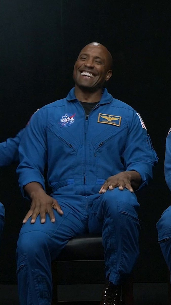 Which teacher made a difference in your life? As students get ready to head back to school, Artemis II astronauts @Astro_Reid and Victor Glover reflect on the educators who shaped their journeys. Drop a shoutout to a teacher who inspired you! 🍎✏️