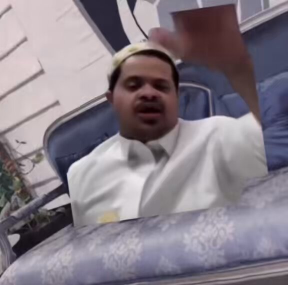 مالكوم على كرسي الاعتذار بعد رجوع وجهه السعد :