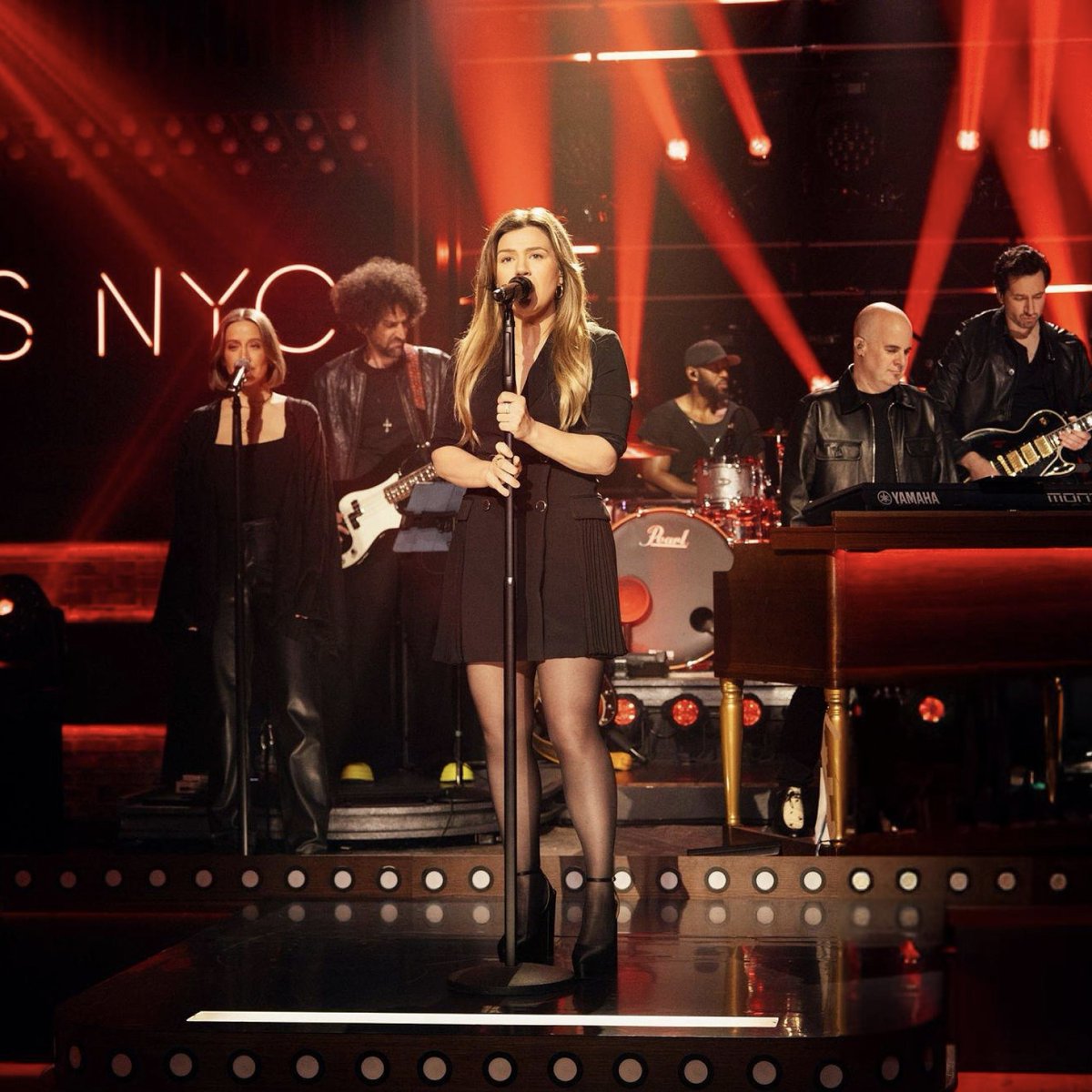 Alright, Kelly Clarkson’s vocal technique is pretty impressive, but we need to talk about how INSANE her skills are in conveying emotion through her vocals 😭
