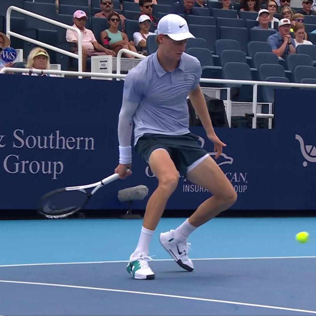 Rate the tweener skills 🤔 Jannik Sinner #CincyTennis