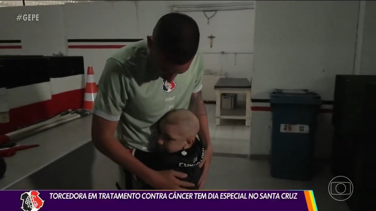 IMPOSSÍVEL NÃO SE EMOCIONAR! A pequena Dudinha, de 8 anos, fez uma visita ao Santa Cruz e mostrou todo seu amor pelo clube no encontro com os jogadores. #GEPE #santacruz #futebol 🎥ge Pernambuco