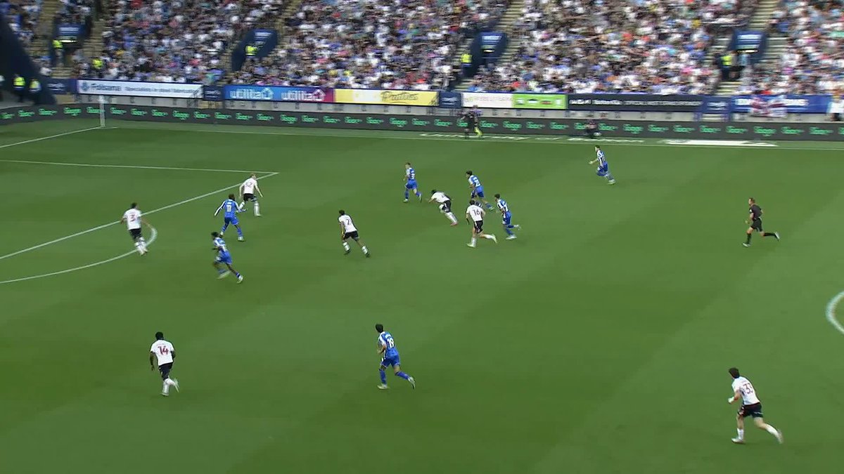 A SCREAMER from Sheffield Wednesday's Guilherme Siqueira! 😍