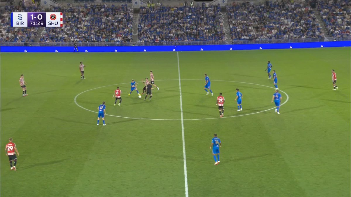 Gustavo Hamer has just brought Sheffield United level with an OUTRAGEOUS strike from the halfway line 🤯