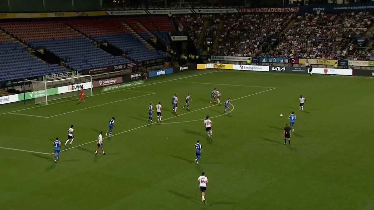 A worldie from Cozier-Duberry in stoppage-time! 😲