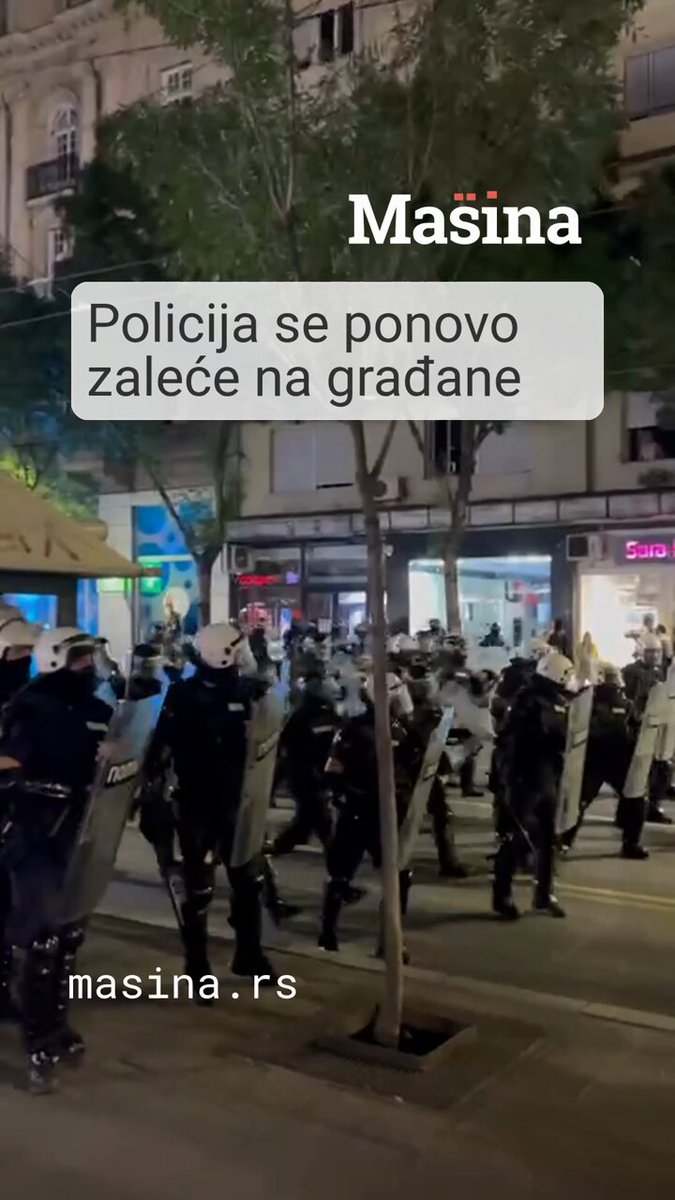 Policija se ponovo zaleće na građane kod SKC-a. Na početku snimka može se videti kako napadaju mlade devojke.