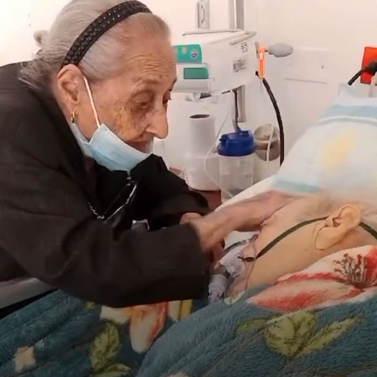 "Tristeza" Por el emotivo adiós de una madre de 102 años a su hijo de 82 años, acariciándole la cara y hablándole para que reaccione.