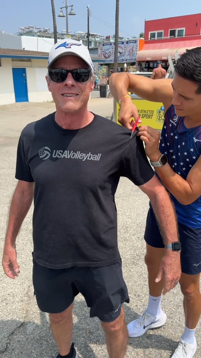 Suns out guns out ☀️💪 Sneak peek of the Men’s National Team’s trip to Muscle Beach and Karch Kiraly's new look 👀🇺🇸