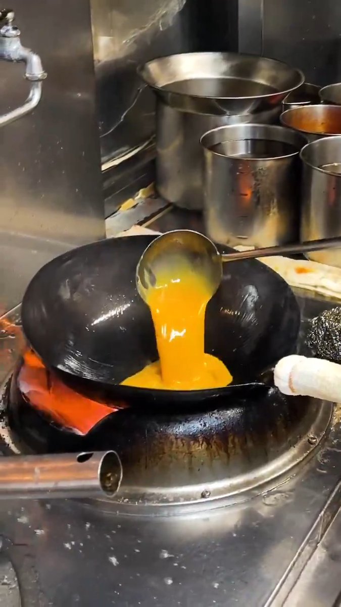 Ada yang tau fungsi air yang mengalir di bawah pancinya? @tastemade_japan