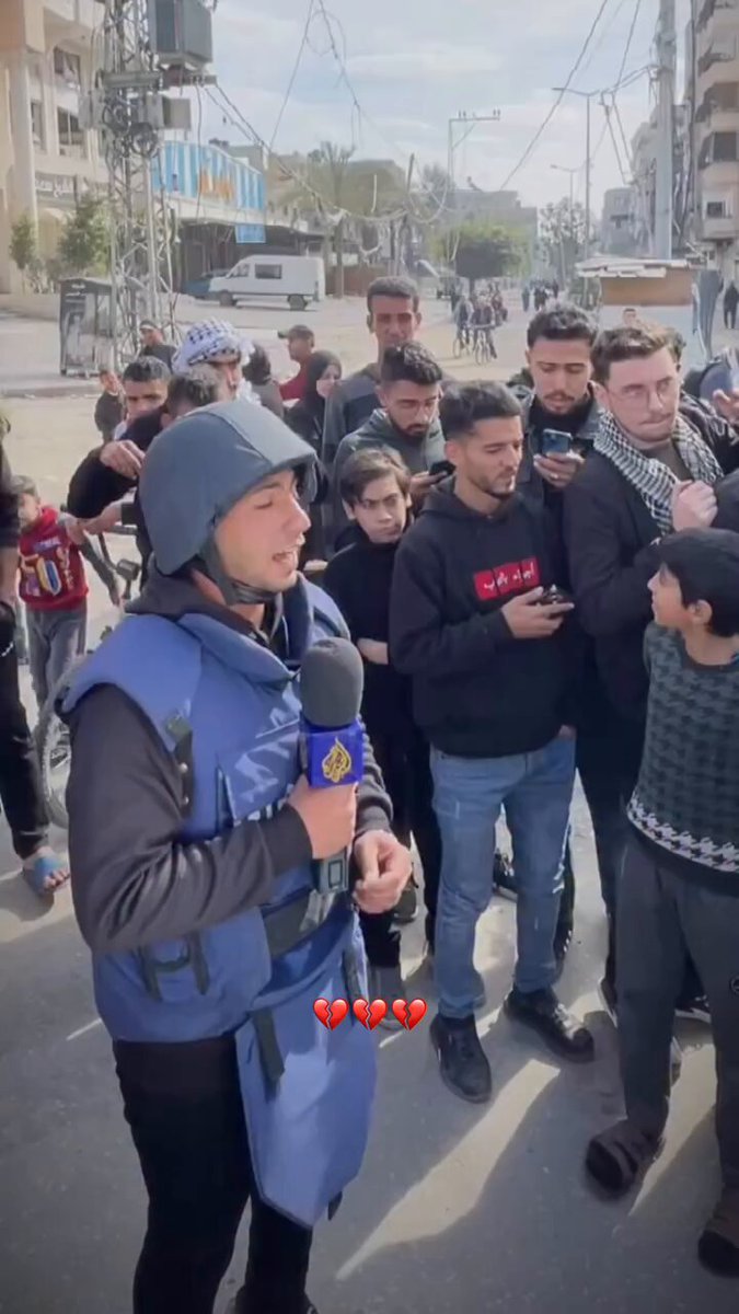 لحظات مبكية .. عندما خلع #انس_الشريف سترة الصحافة لإعلان انتهاء وقف إطلاق النار