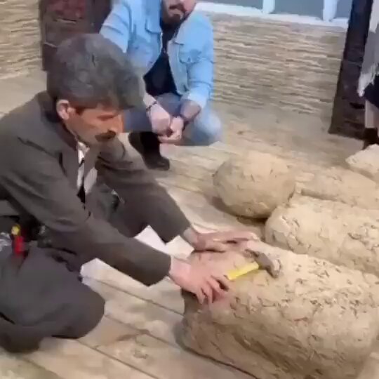 شوف الطريقة ، أخرج الرمان من البكس بعد 6 أشهر ولكنه طري سبحان الله ، طريقة جميلة ⁉️