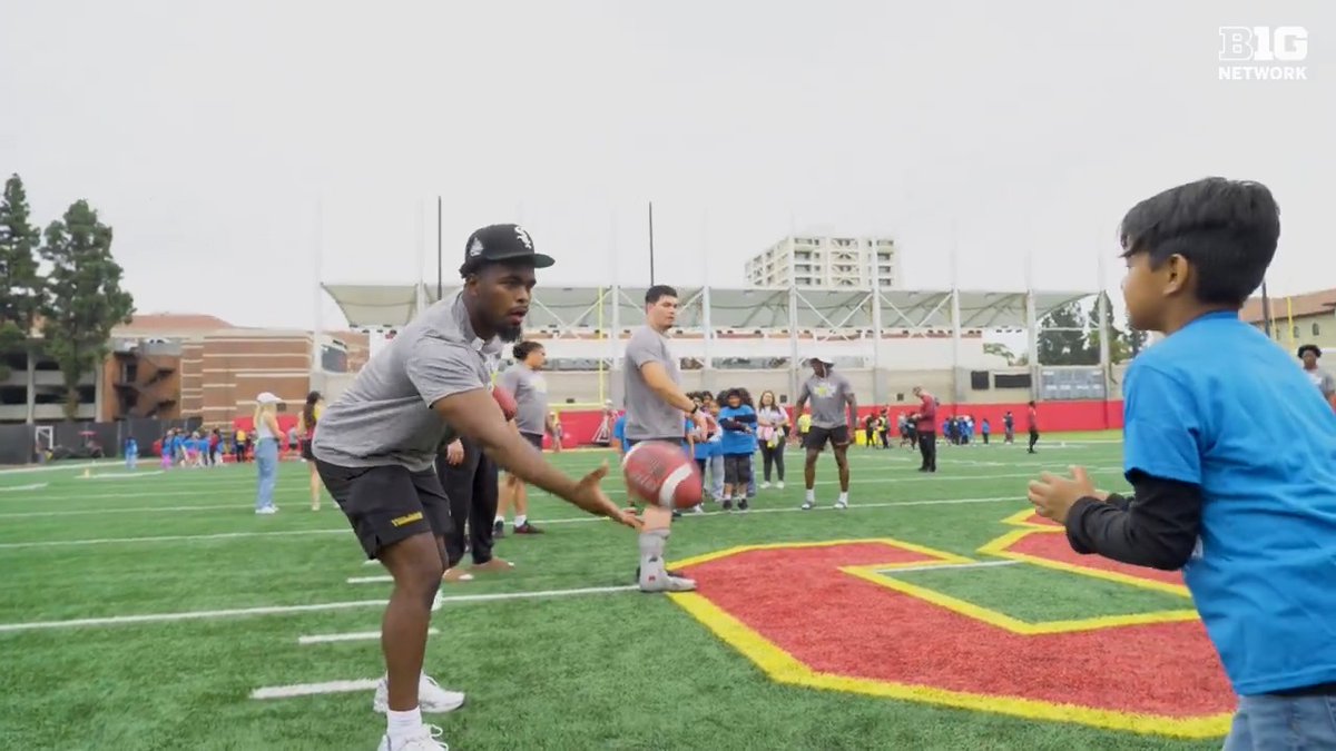 "He put his heart and soul into this." USC Football ✌️ LB Anthony Beavers Jr. (DreamChaser🏁🏁) recently hosted a free camp for local kids from 𝐋.𝐀.'𝐬 𝐁𝐞𝐬𝐭.