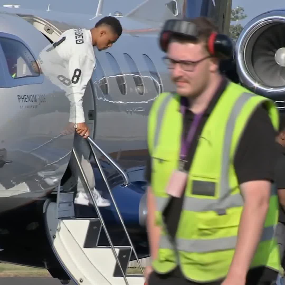 Exclusive shots of Jacob Ramsey landing by private jet at Newcastle airport 🛬 The midfielder will undergo his Newcastle United medical this evening 🩺