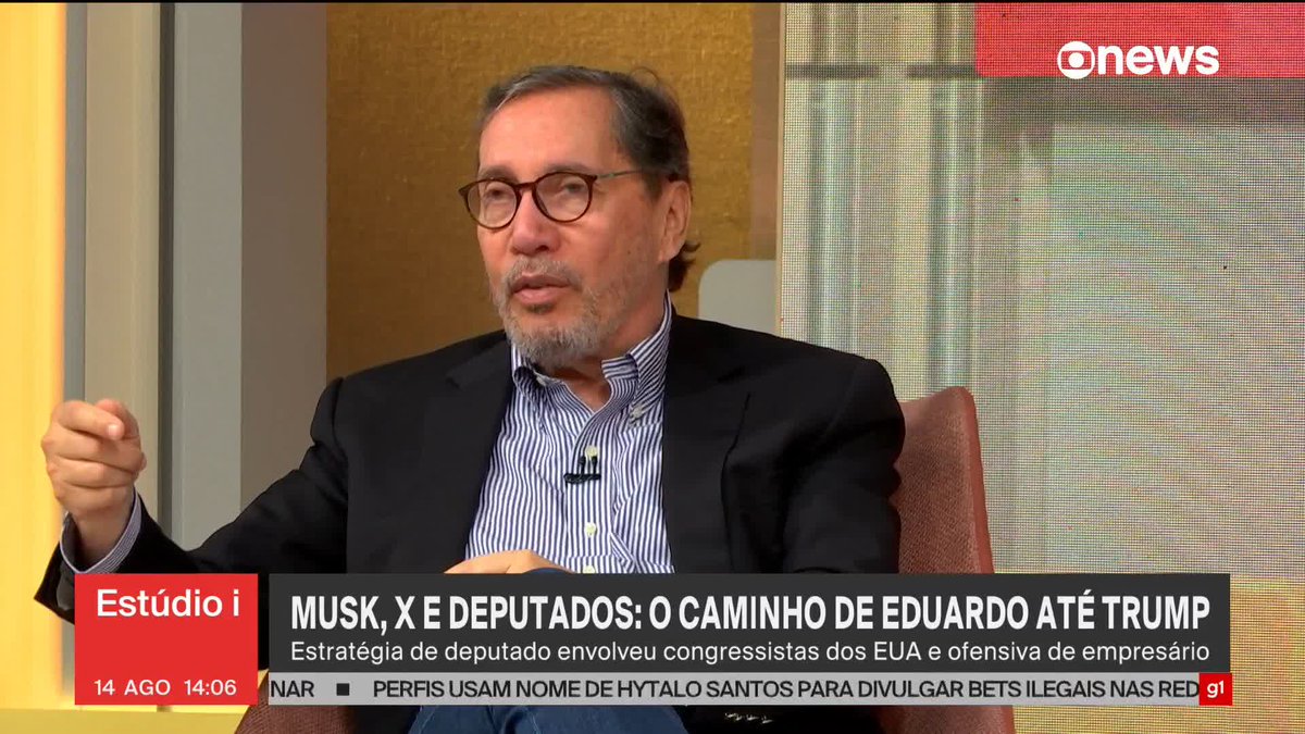 “A coisa é tão paradoxal. Quando tinha um governo democrático como o do (Jimmy) Carter, que era um sujeito humanista, (o governo dos Estados Unidos) atacava o governo brasileira, mas estava atacando uma ditadura. Então era um presidente democrático e sério atacando uma ditadura militar, e hoje você tem um governo americano que é o menos democrático dos últimos anos defendendo um governo que era a favor do golpe militar, e queria um golpe militar, contra um governo eleito democraticamente. Pode-se não gostar dele e ser de direita, mas não tem o direito de dizer que o Lula está no governo por conta de uma trapaça. Então é uma coisa completamente louca o que está acontecendo”, diz Merval Pereira ao analisar como congressistas dos EUA foram envolvidos por Eduardo Bolsonaro nos ataques ao Brasil. ➡ Assista ao #Estúdioi: #GloboNews