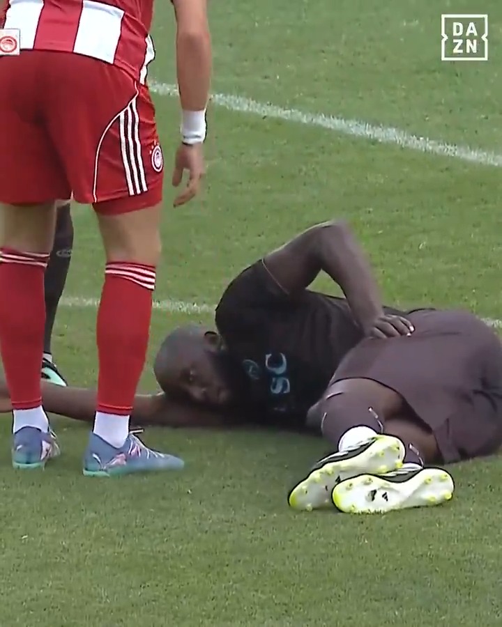 Prima il tiro, poi l'infortunio ❌ Il momento in cui #Lukaku rimedia il risentimento al quadricipite sinistro 📹 #NapoliOlympiacos #DAZN