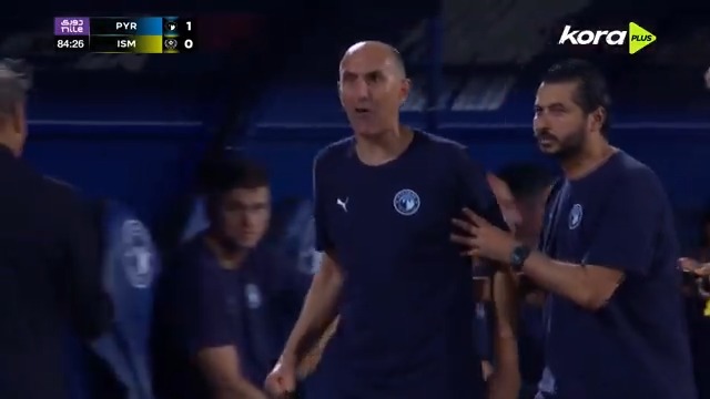 اخيرا مدرب بيراميدز حكم جاتله الجراءه انه يطرده