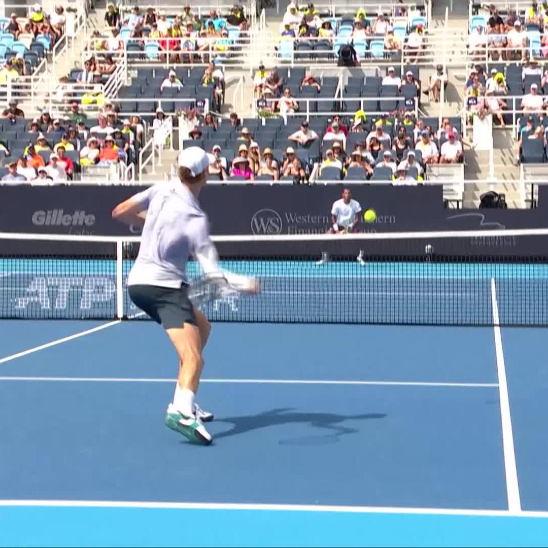 Jannik Sinner playing STUNNING baseline tennis against Felix Auger Aliassime in Cincinnati. Insane power from defensive positions. There’s no safe place to hit against him. 🇮🇹🦊